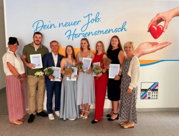 Zu sehen sind die Azubis bei der Zeugnisübergabe.