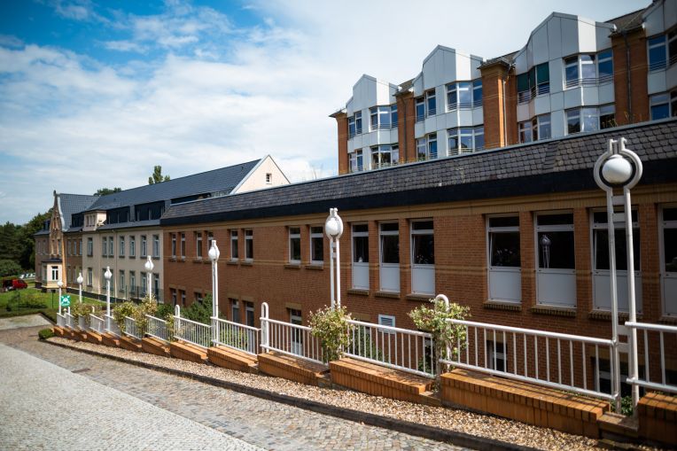 Die Klinikansicht außen wird gezeigt.