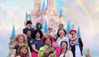 Zu sehen sind die Mitwirkenden am Theaterstück für die Kinderweihnachtsfeier.