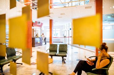 In unserem Foyer befindet sich eine gemütliche Sitzgruppe, um dort mögliche Wartezeit zu verbringen