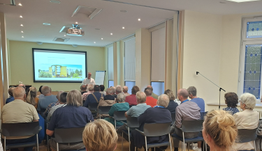 Zu sehen sind die Teilnehmer am Patientenforum von hinten.