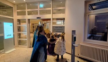 Zu sehen sind die Sternsinger beim Eintritt in die Collm Klinik.