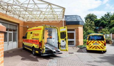 Auf dem Bild befindet sich der Krankenwagen vor der Notaufnahme unserer Klinik.