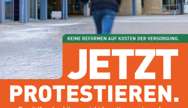Zu sehen ist ein Protestplakat mit einem QR-Kode, der bei Scan zu einer Protestmail an die Bundesregierung führt.