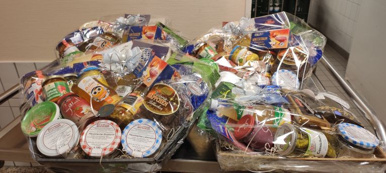 Zu sehen sind die Geschenkkörbe zum Nikolaustag.