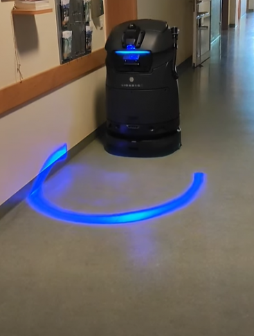 Das Bild zeigt den neuen Reinigungsroboter im Einsatz.