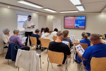 Gezeigt werden die Teilnehmer der Seelsorgefortbildung im Gespräch mit Herrn Liebert.