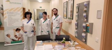 Zu sehen sind drei Vertreter der Klinik beim Stand der Collm Klinik vor dem Schulungsraum.