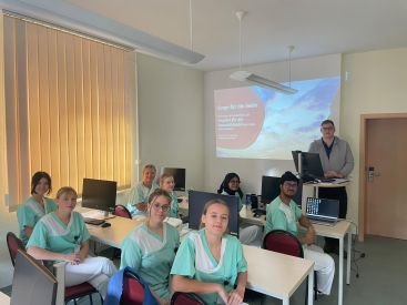 Zu sehen sind die Auszubildenden des ersten Lehrjahres mit dem Krankenhausseelsorger.