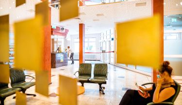 In unserem Foyer befindet sich eine gemütliche Sitzgruppe, um dort mögliche Wartezeit zu verbringen