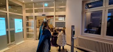 Zu sehen sind die Sternsinger beim Eintritt in die Collm Klinik.