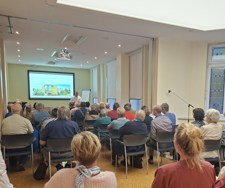 Zu sehen sind die Teilnehmer am Patientenforum von hinten.