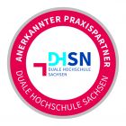 Zu sehen ist das Siegel als Praxispartner der Dualen Hochschule Sachsen.