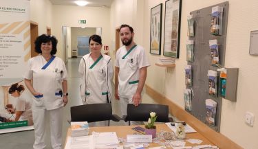 Zu sehen sind drei Vertreter der Klinik beim Stand der Collm Klinik vor dem Schulungsraum.