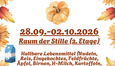 Zu sehen sind herbstliche Symbole mit einem Einladungstext zur Sammlung der Erntegaben und zum Erntedankgottesdienst am 02.10. um 15:30 Uhr im Raum der Stille.