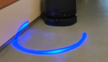 Das Bild zeigt den neuen Reinigungsroboter im Einsatz.