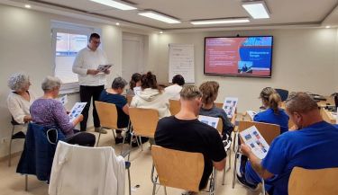 Gezeigt werden die Teilnehmer der Seelsorgefortbildung im Gespräch mit Herrn Liebert.